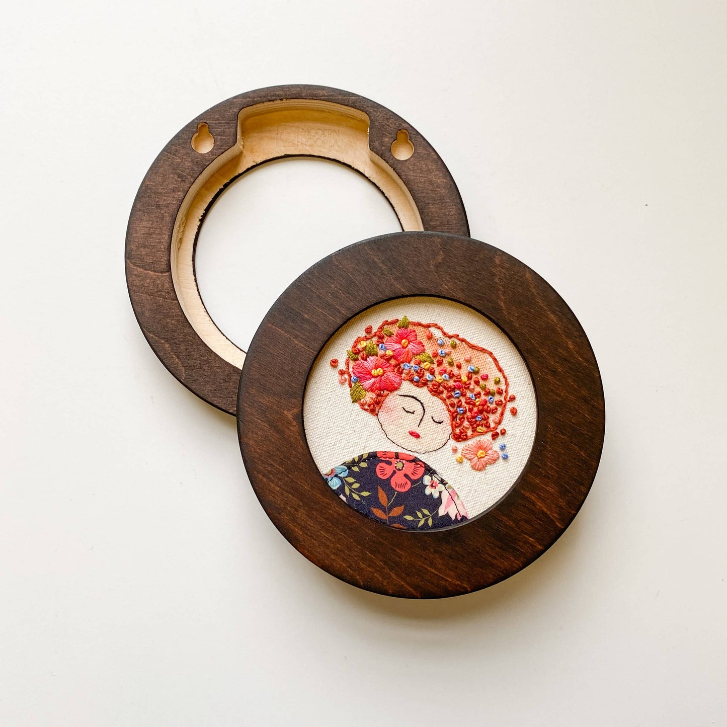 Modern Embroidery Hoop Frame for 4" Hoops: Caramel / Circle